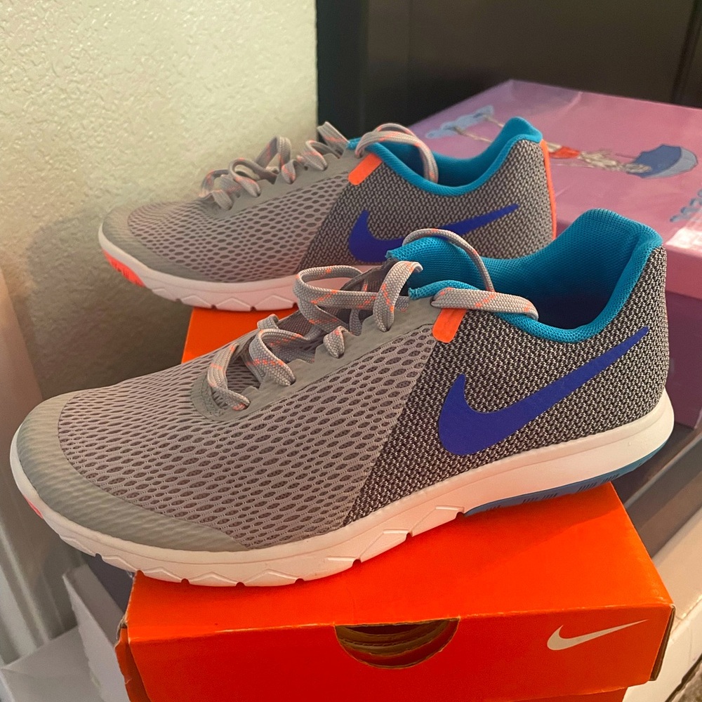 Womens Nike flex experience run 5